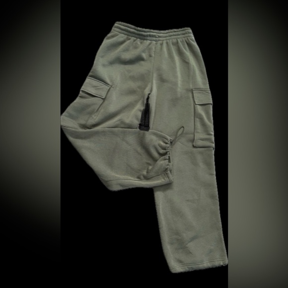 Charlotte Russe- Olive Green Cargo Sweatpants.
Size: MED - Picture 3 of 16